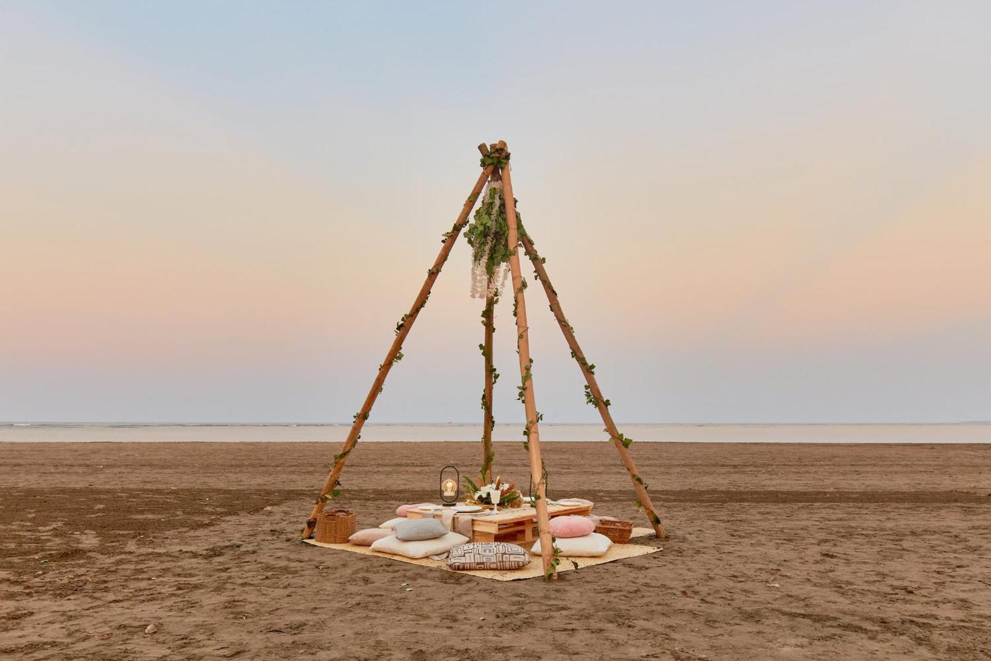 그랜드 피에스타 아메리카나 베라크루스 호텔 베라크루즈 외부 사진 A teepee tent on a beach